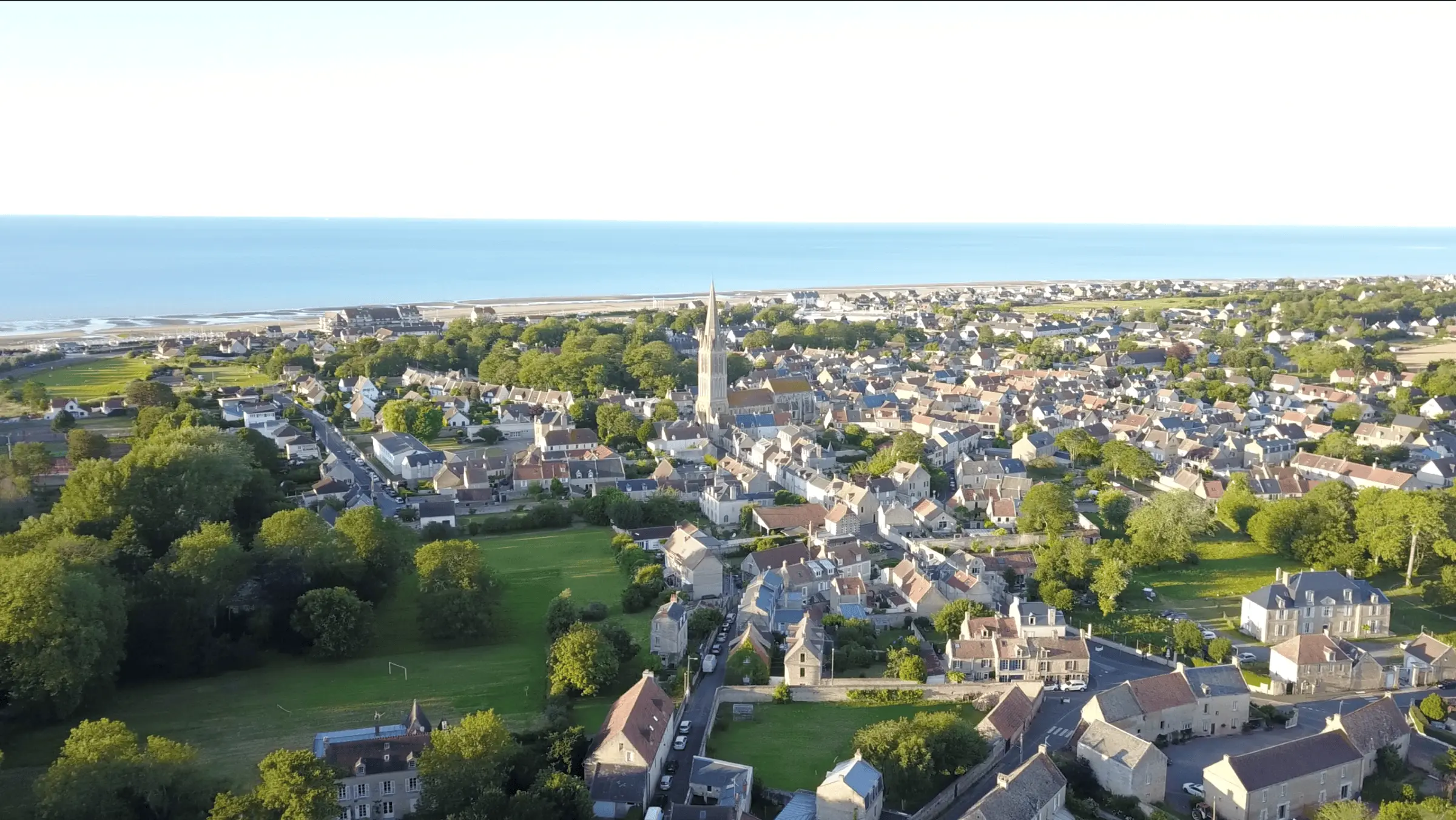 Vue du village de Bernières-sur-Mer