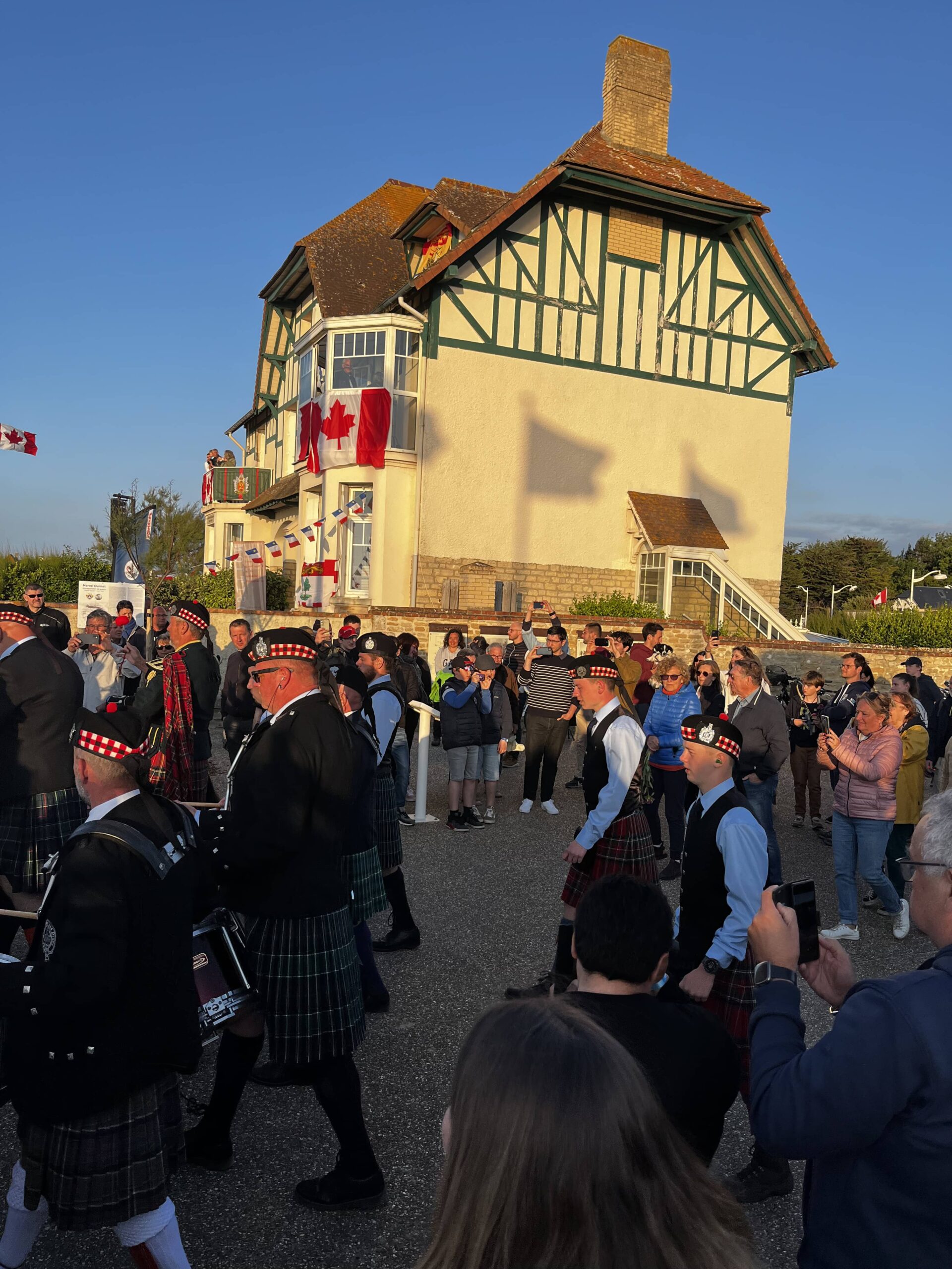 Commémoration devant la maison des canadiens Bernières-sur-Mer