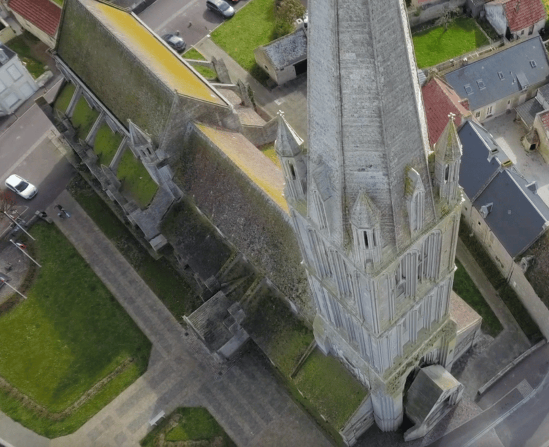 Vue aérienne de l'église de Bernières-sur-Mer