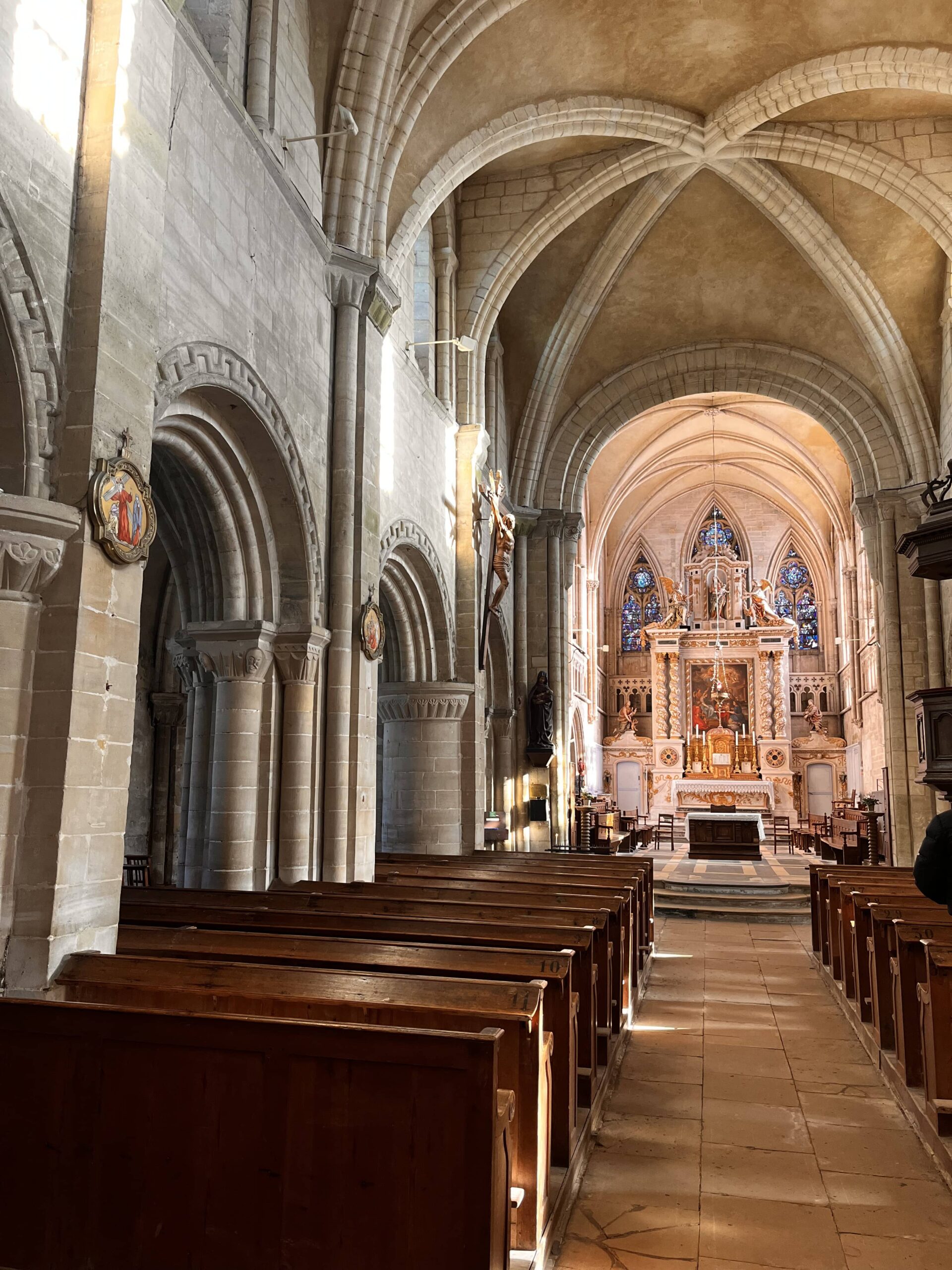 Intérieur de l'église de Bernières-sur-Mer