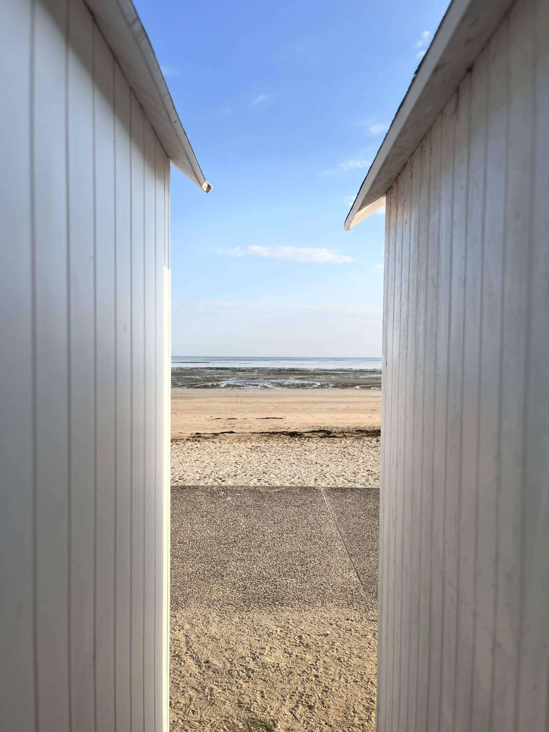 Bernières-sur-Mer vue cabine de plage sur la mer